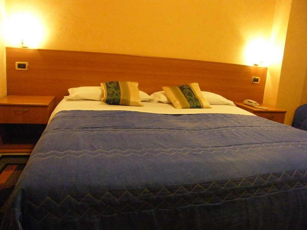 Hotel Residence Memmina Фрозиноне Стая снимка