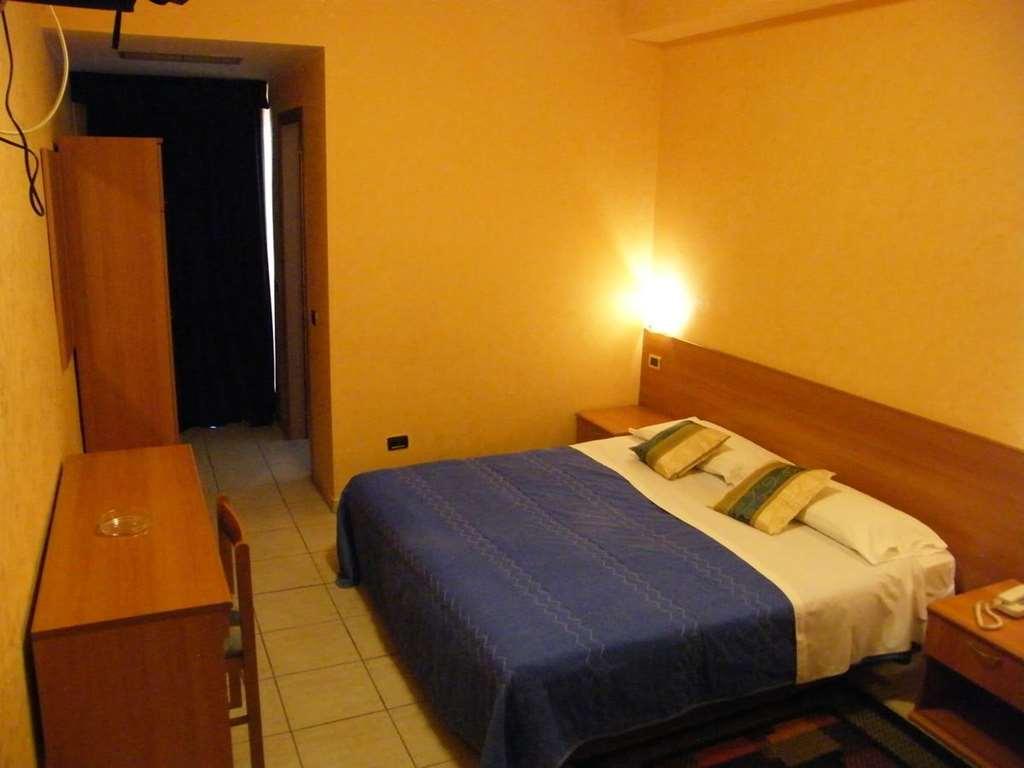 Hotel Residence Memmina Фрозиноне Стая снимка