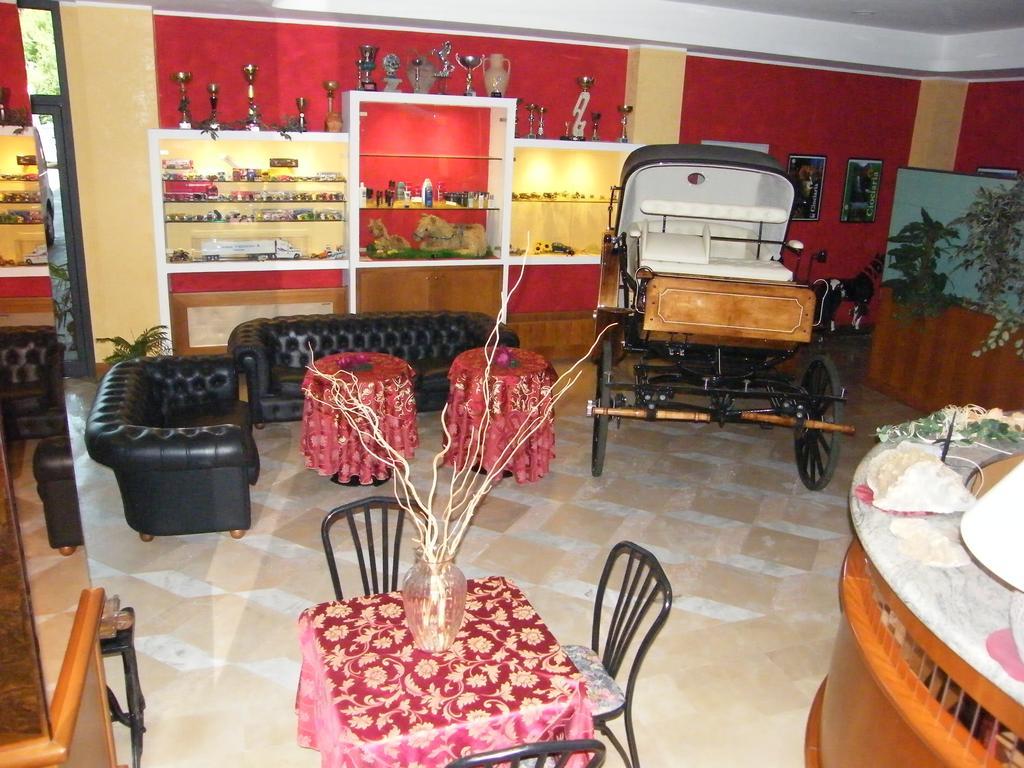 Hotel Residence Memmina Фрозиноне Екстериор снимка